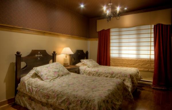 Third bedroom on bottom level with two single beds