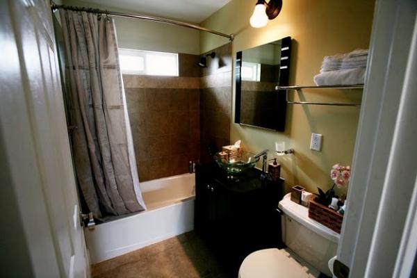 Full Bathroom with Modern Looking.