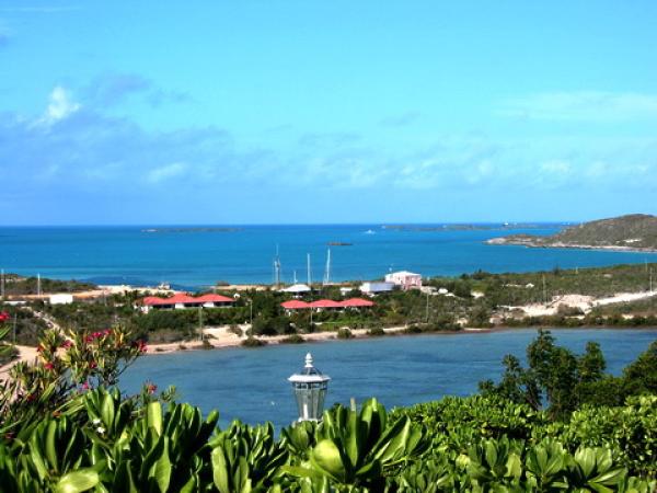 Six vacation villas between ocean and lake.