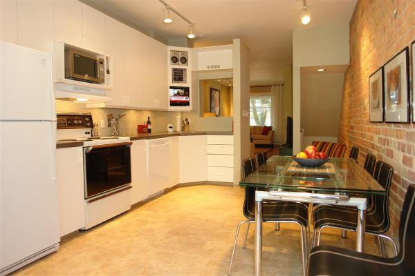 Fully functional eat-in kitchen