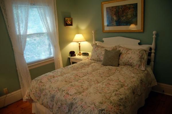 Queen bedroom (2nd floor)