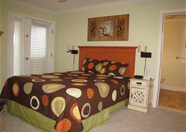 Bedroom 03 with Queen Bed 