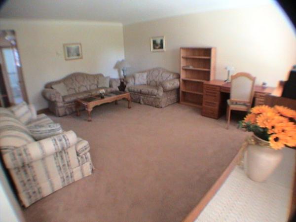 Large Livingroom with 500+ Channel Satelite TV