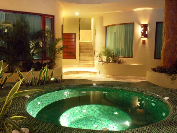 outdoor jacuzzi