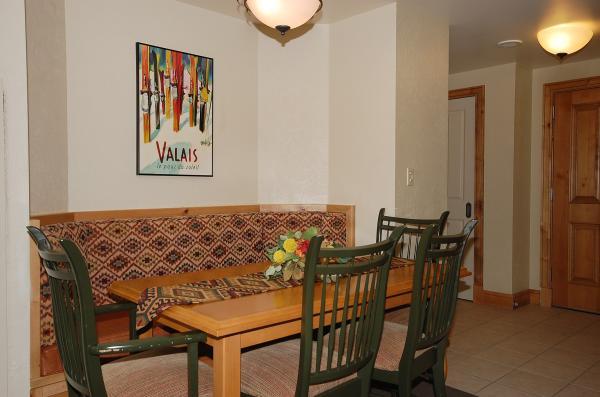 Dining area wth seating for six