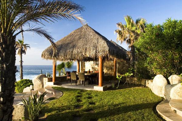 Outdoor Dining Area Seats 8