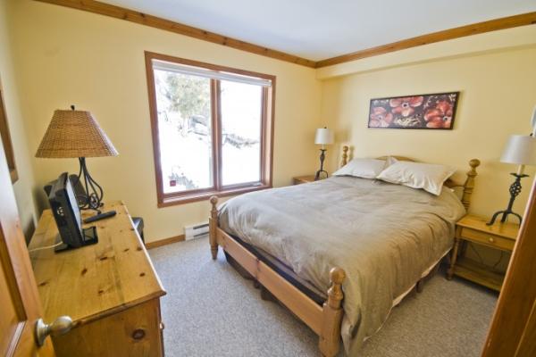 Second bedroom with Queen and flat screen TV	