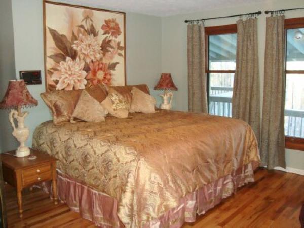 King BR, Sofas, 2 TVs, Private BA, Door to Hot Tub