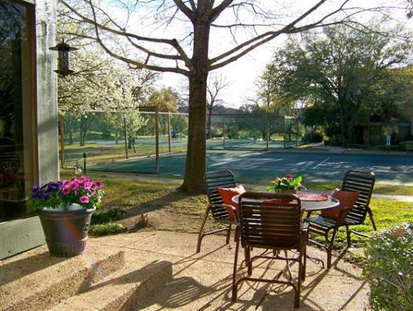 Patio with barbeque Grill and 6 chairs
