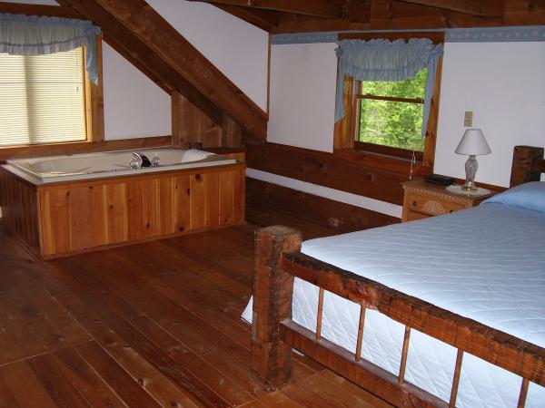 Upstairs Bedroom with Jacuzzi