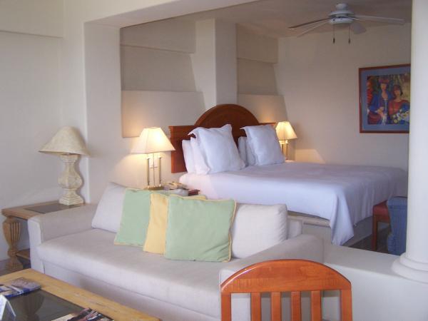 2nd Bdrm View of Sitting Area w Kitchen, TV & Safe