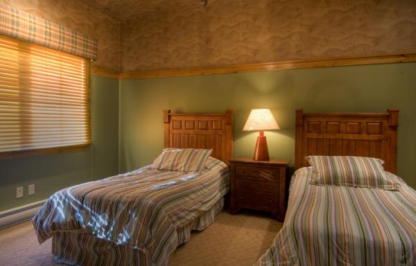 Fourth bedroom on bottom level with two single bed