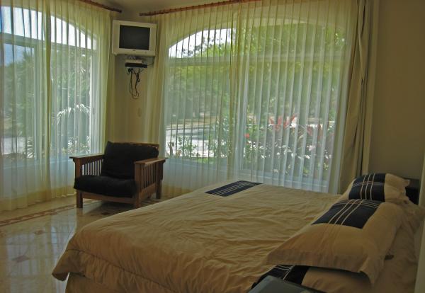1st Floor Front King Suite with in-suite Bath