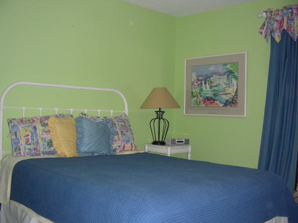 Queen Bed, Deck Access, Flat Screen TV & DVD 