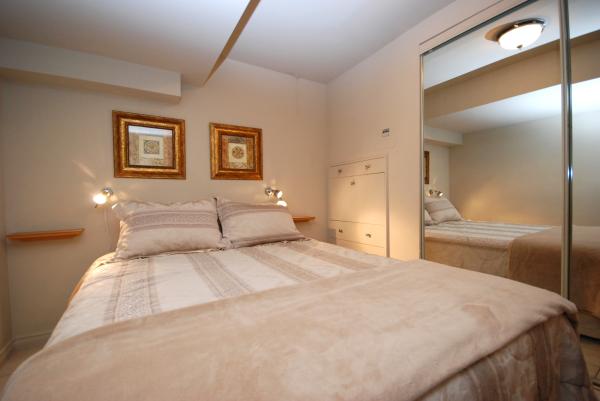 Bedroom-small but cosy-queen bed