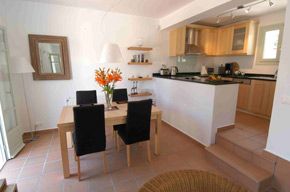 Ponente Villa Kitchen and dining area