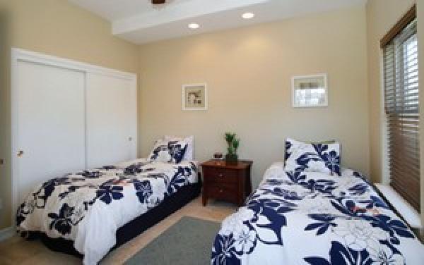 Bedroom with Twin Beds
