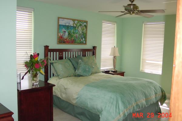 Guest room with Queen