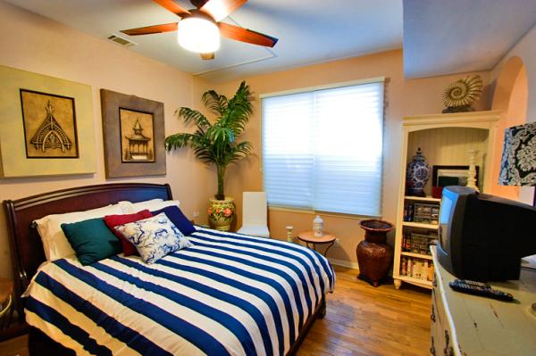second bedroom w queen size bed & private bathroom