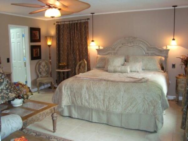 Master Br Plush King Bed w/Sumptuous Bedding
