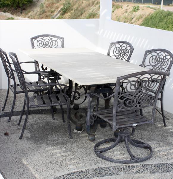 Outdoor Dining on Roof Top Terrace