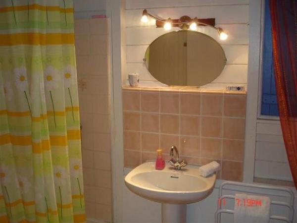 Salle d'eau de la chambre 2