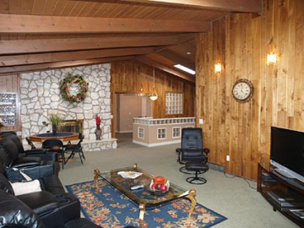 Huge open Family Room (feels like a lodge)