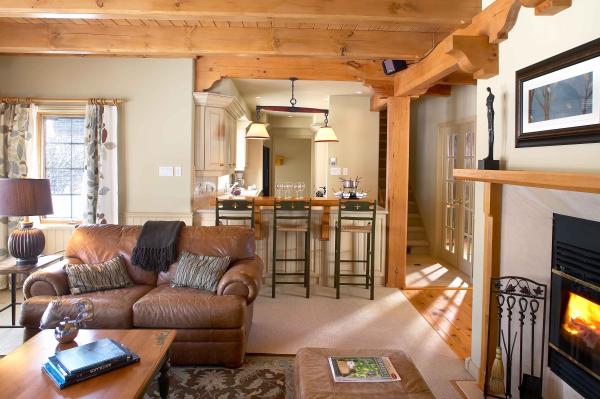  Living Room & Kitchen View