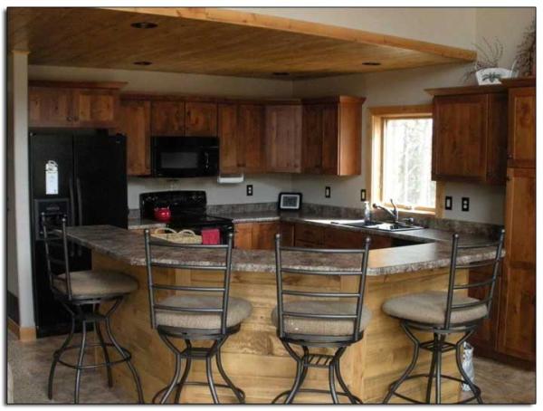 Kitchen with Breakfast Bar