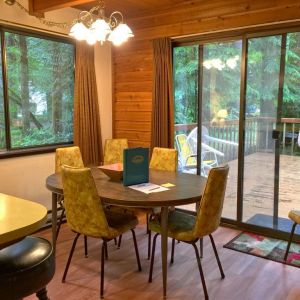 Snowline Cabin dining area