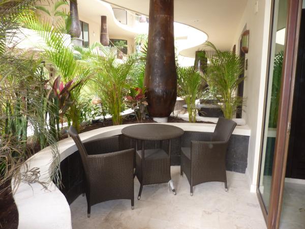 Private terrace kitchen/living room faces beach 