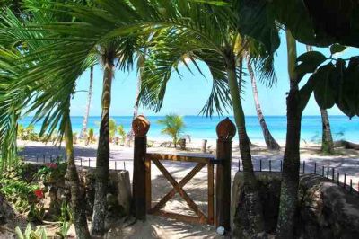 Casa Inca gate to Las Terrenas beach