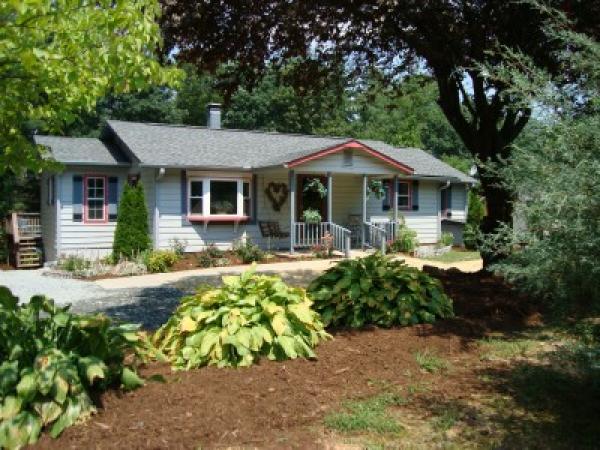 Rose Cottage is Secluded Yet Close to Town