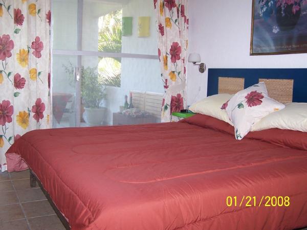 Kingsize bed in the main bedroom