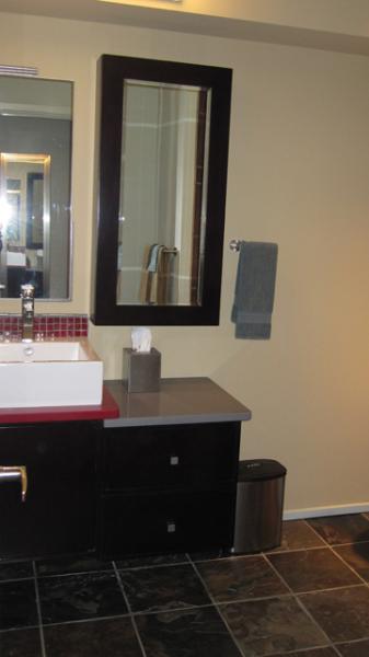 Spacious bath w/pebble & slate floors