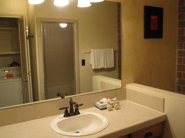 Main Bath w/ Steam Room, Washer/Dryer