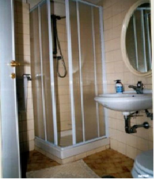 Daisy Room: Bathroom