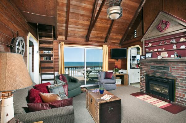 Livingroom with Gas Fireplace