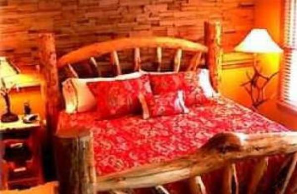 Master - private bedroom, fireplace, TV... 