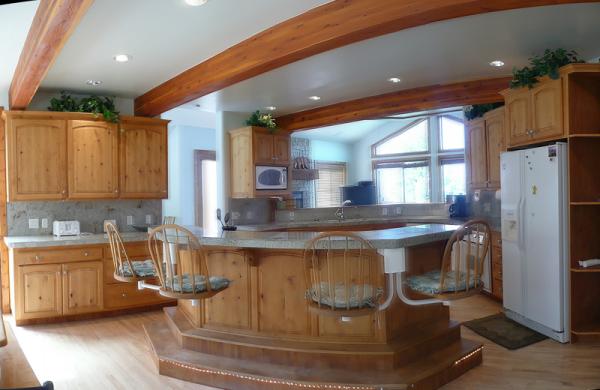 Main Kitchen breakfast area next to island