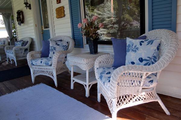 Covered L-shaped deck