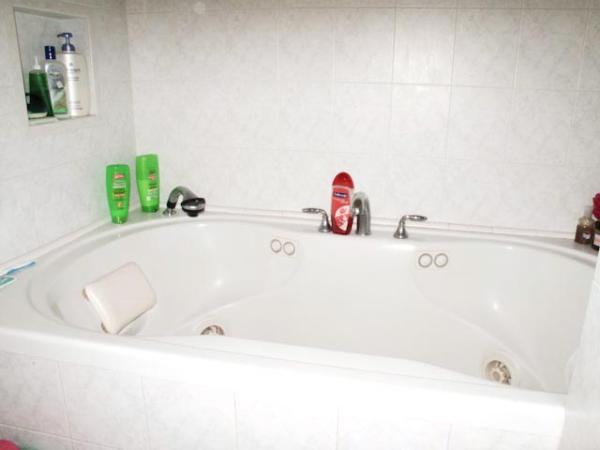 Master Bathroom w/Jacuzzi