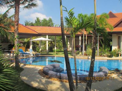 Villa with pool and jacuzzi