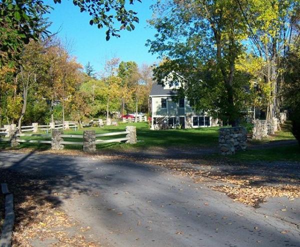Approaching The Cottage City Manor House 
