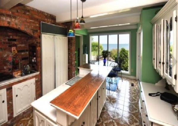 Kitchen with Breakfast Bar