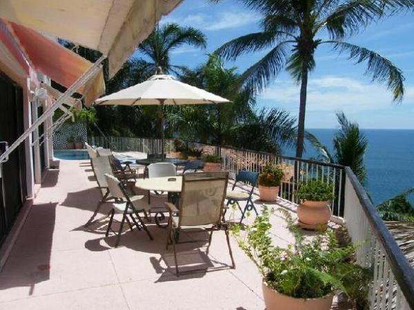 Pool terrace with bar