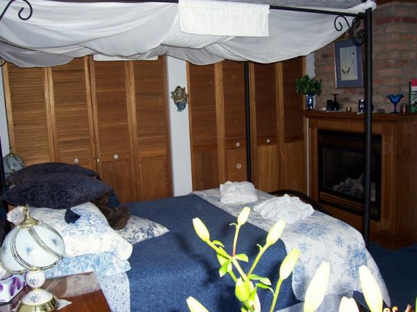The Cozy Blue Whirlpool Suite