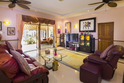 Comfortable Lounge with Leather suite 