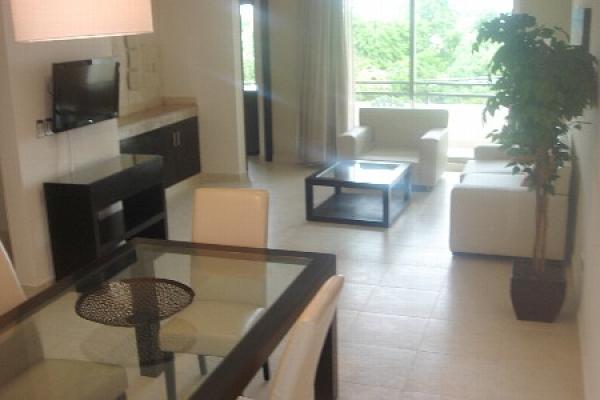 Spacious Living Room w/ internet and Cable TV 