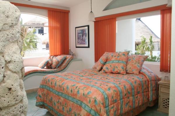 Bedroom w/ Queen Bed